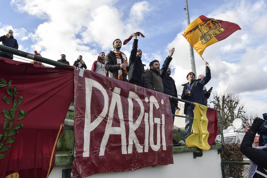 C&#39;era anche una delegazione di tifosi giallorossi a Parigi per la partita di Youth League tra Psg e Roma Primavera. Getty Images